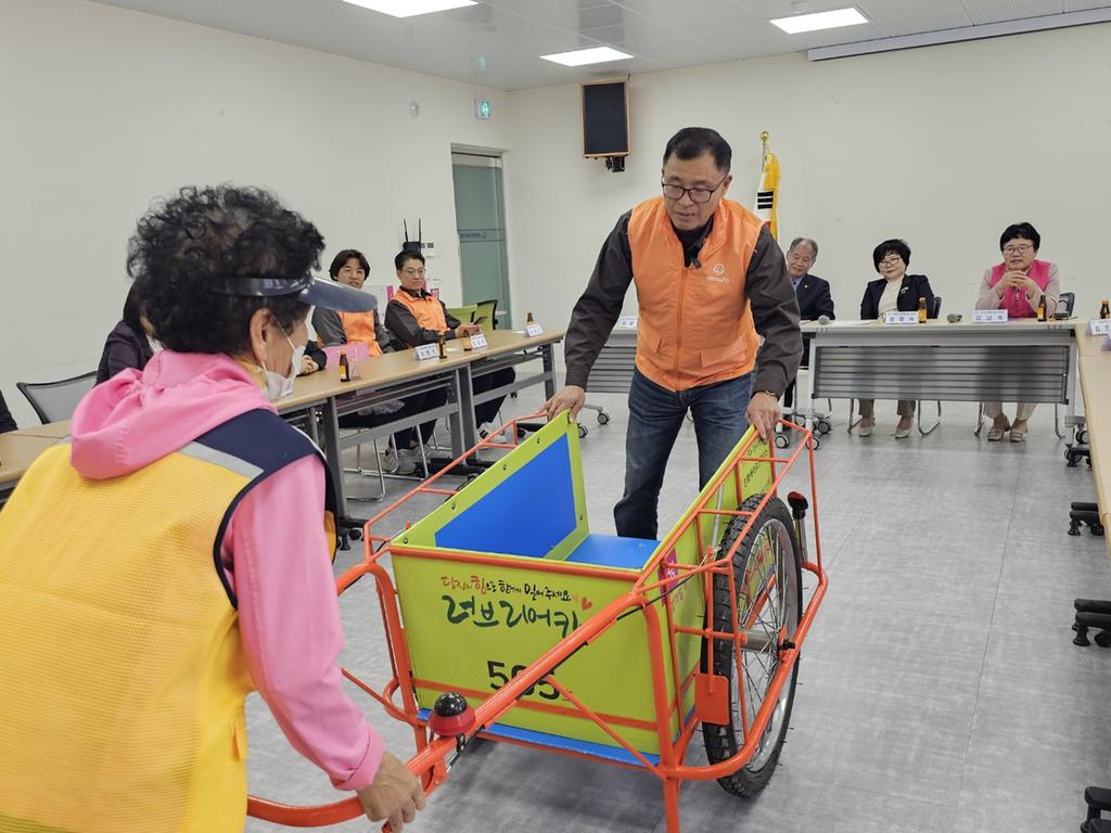 한화에어로스페이스 1사업장의 ‘희망이 담긴 사랑의 리어카’ 전달