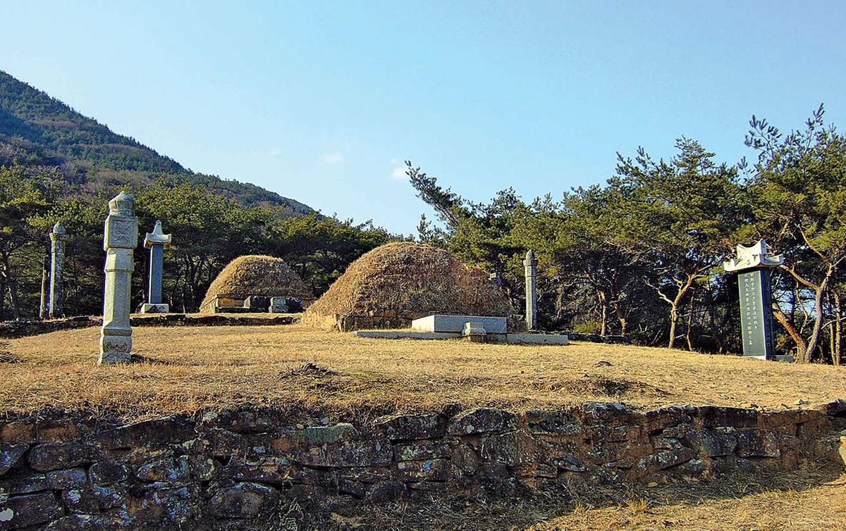 진주 홍의 묘역