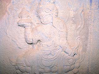 대좌의 사방에 부조된 사천왕상(일부)