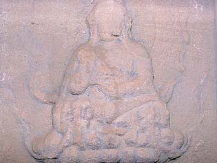 대좌의 사방에 부조된 사천왕상(일부)