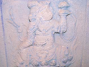 대좌의 사방에 부조된 사천왕상(일부)