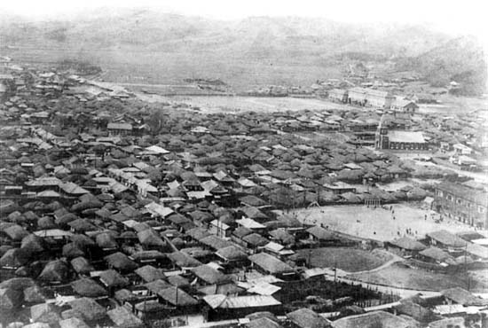 진주교회가 새로이 들어서고 난 뒤의 시가지 일부(1930년대)