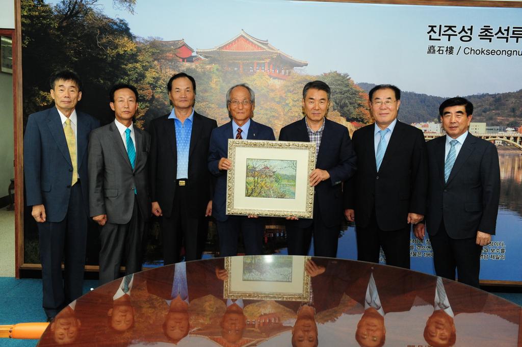 우신출화백 작품기증