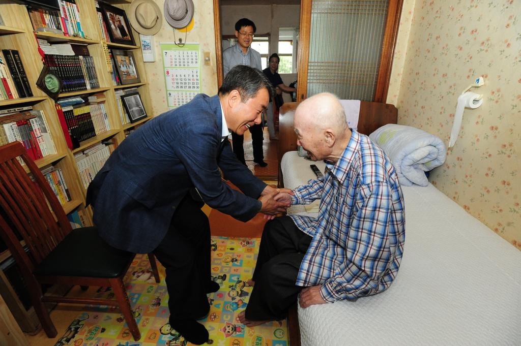 광복절 애국 지사 방문 사진