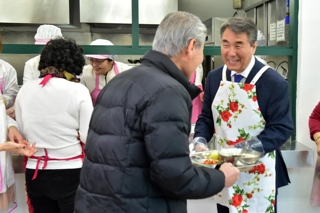 사랑의 떡국”드시고 올해도 건강하세요