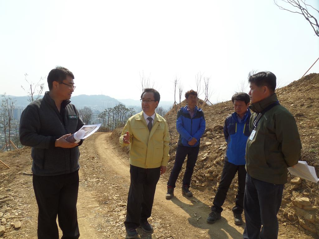 박구원 진주시 부시장, 비봉산 제모습 찾기 사업지 현장방문