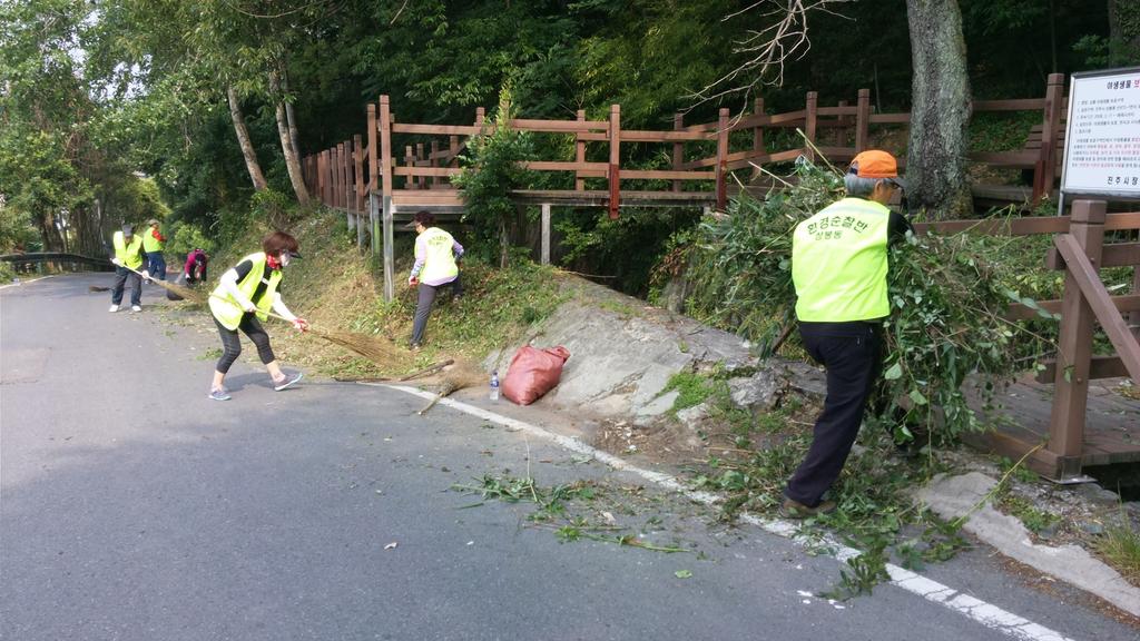 상봉동 자전거동호회 비봉산 환경정화활동 실시