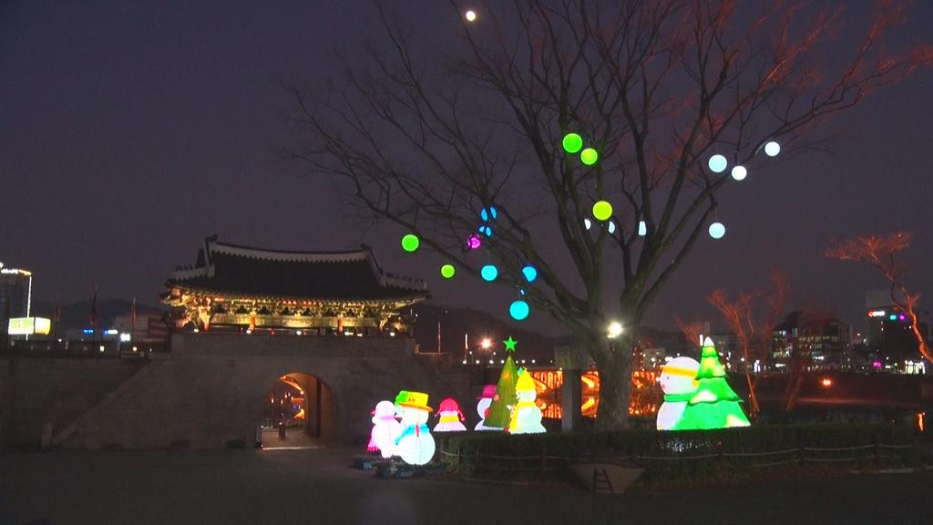 진주성 사적지에 유등과 어우러진 소원성취 나무트리 설치