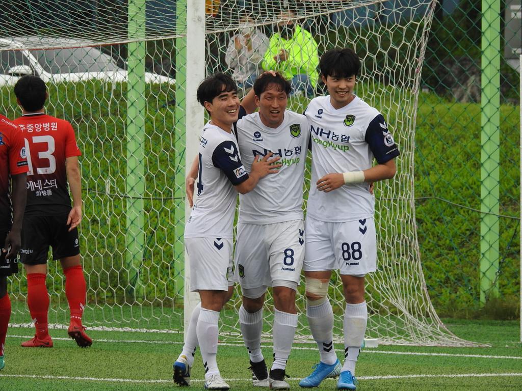 진주시민축구단 충주 원정서 승리, 상위권 도약