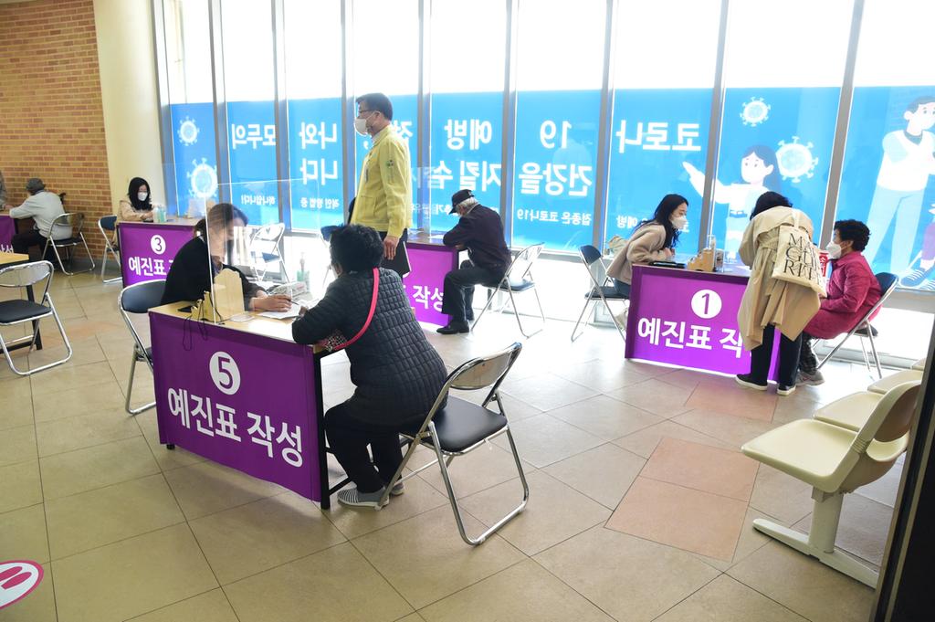 진주시, “60세~74세 코로나19 백신접종 사전예약 놓치지 마세요” 
