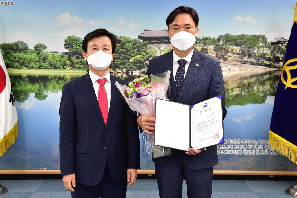 진주 YMCA 윤현중 이사장, 여성가족부 장관상 수상