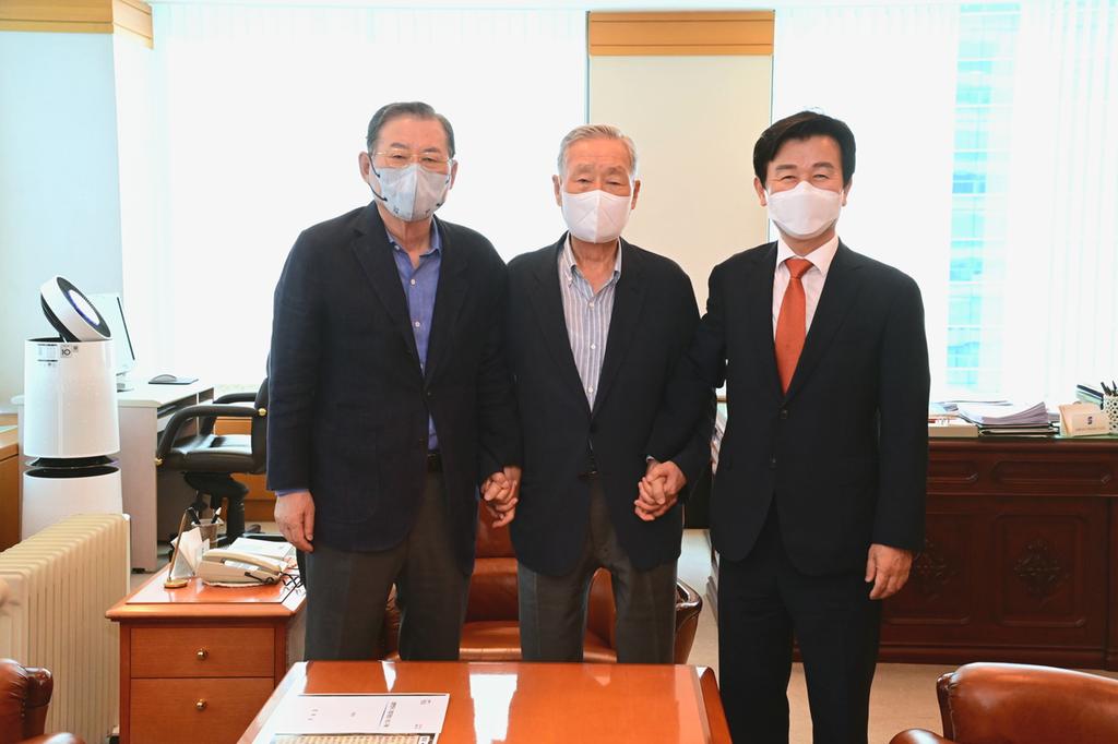 조규일 진주시장, GS 창업자 허만정의 장손 허남각 삼양통상 회장과 만나
