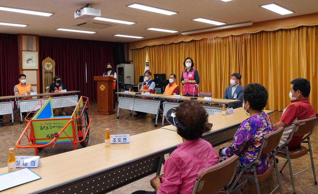 진주시자원봉사센터, 폐자원 수집 어르신에‘사랑의 리어카’전달