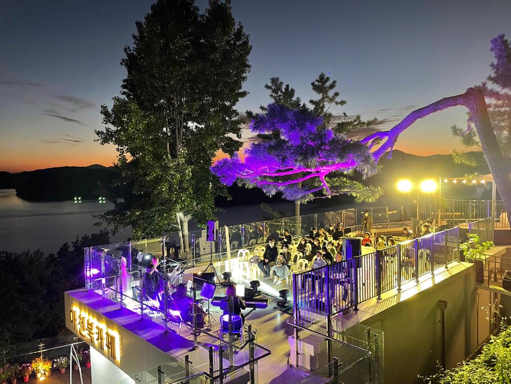 진주 진양호 아천북카페 ‘노을음악회’ 성황 