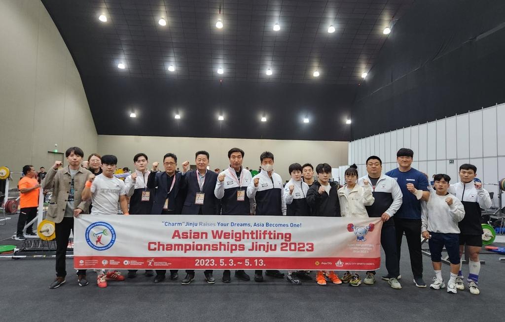 훈련장 방문하여 홍보하는 모습