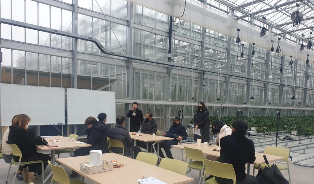 진주시, 스마트농업온실 활용 딸기 실습 교육 실시