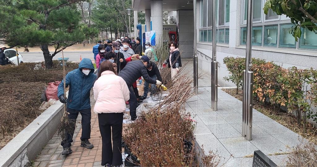진주시, 식목일 앞두고 ‘사랑의 나무 나눠주기’ 행사 