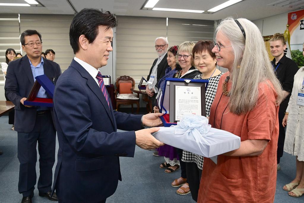 조규일 진주시장, 진주실크 레지던스 참여 해외작가 감사패 수여