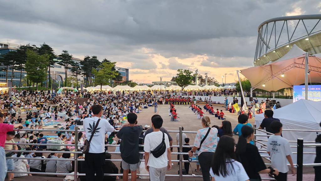 진주시민과 함께 한 ‘달빛영화제&나이트마켓’