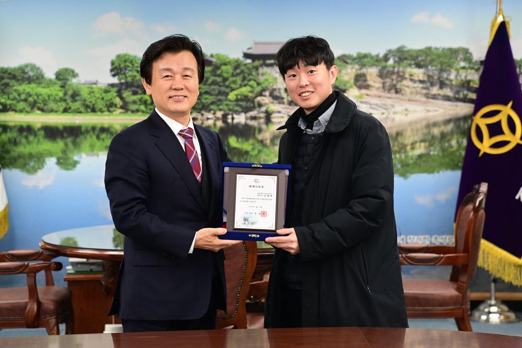 진주시, 김명훈 국립진주박물관 학예사에게 ‘명예시민증’수여