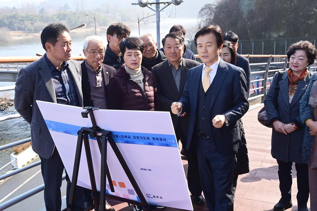 조규일 진주시장, 남강댐~오목교 자전거도로 확장정비 현장 점검