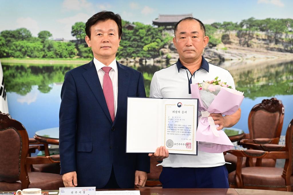 진주시, 편의점 여직원 폭행 사건 의인 박경석씨에게 의상자 증서 전수