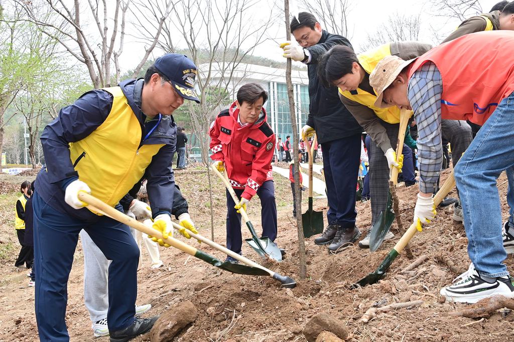 진주시, 제80회 식목일 맞아 ‘나무 심기 행사’ 개최