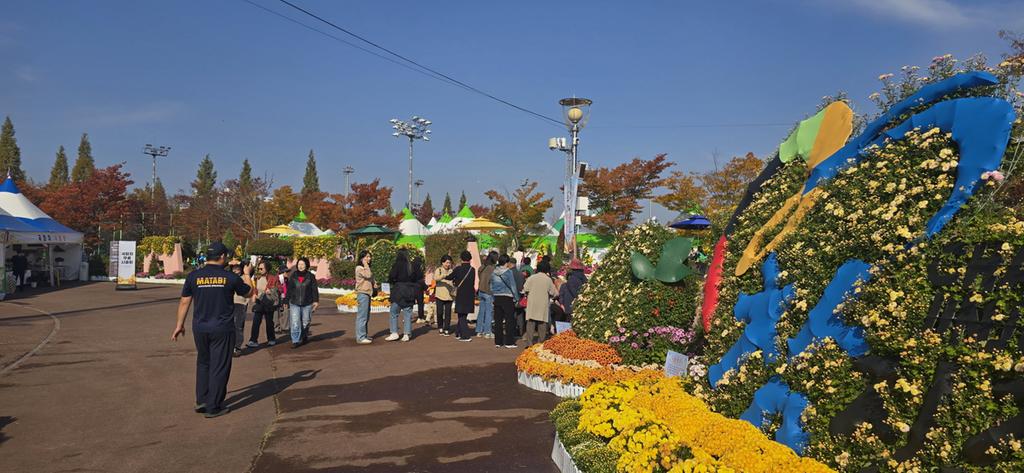 “진주국화작품전시회, 16일까지 1주일 연장 전시”