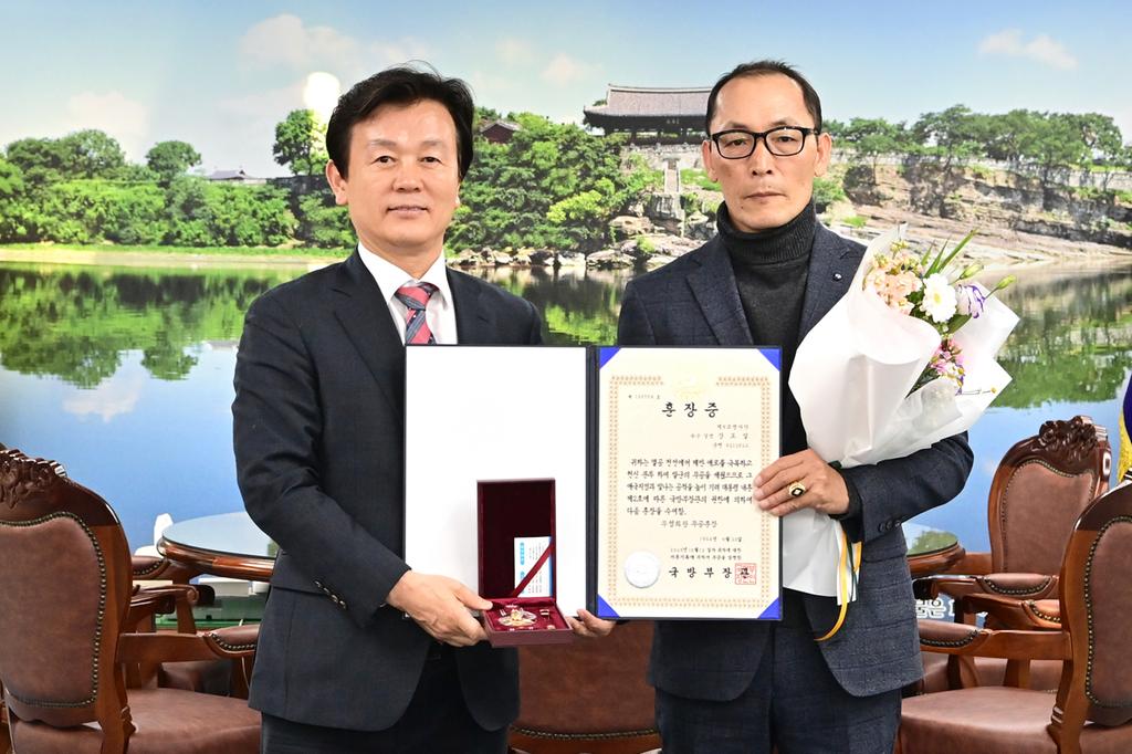 진주시, ‘6·25전쟁’ 유가족에 화랑무공훈장 전수