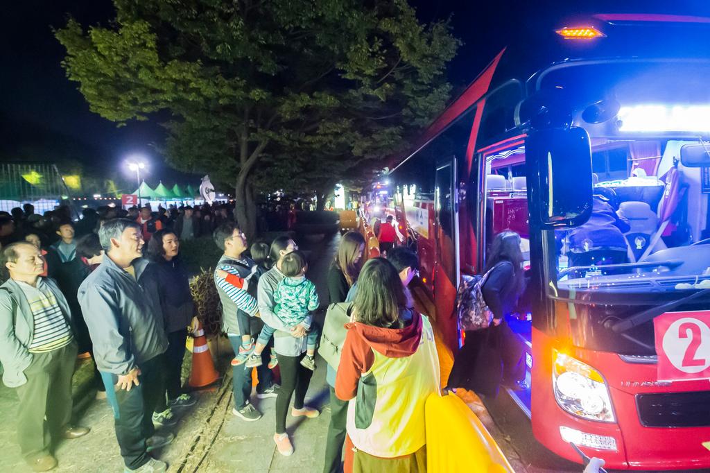 진주시 10월 축제, 뻥뻥 뚫리는 교통소통에는 자원봉사자가 있었다.