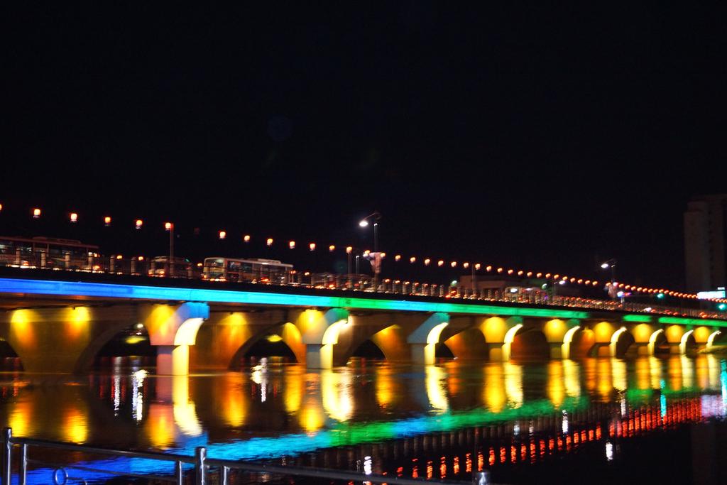 2012년 10월2일 저녁11시경 진양교는 차량 주차장