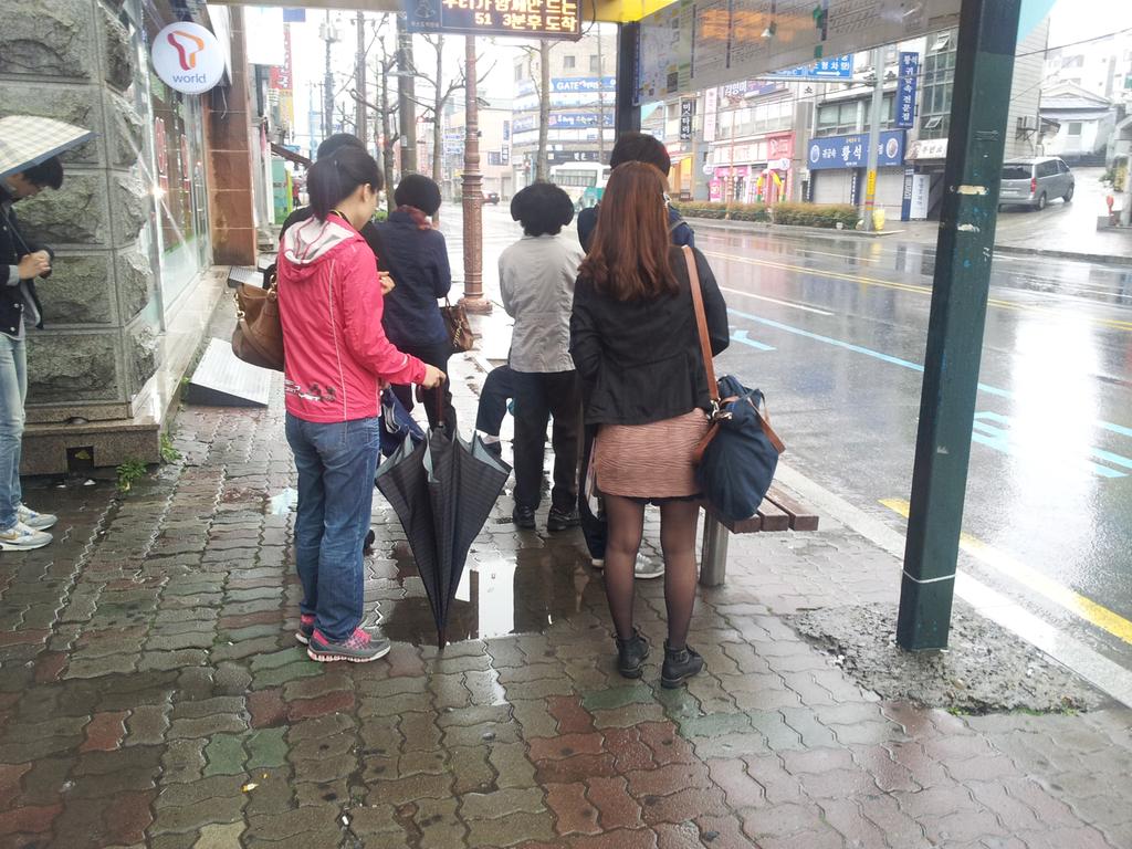 바닥에 보면 웅덩이가 지붕밑에 있습니다. 