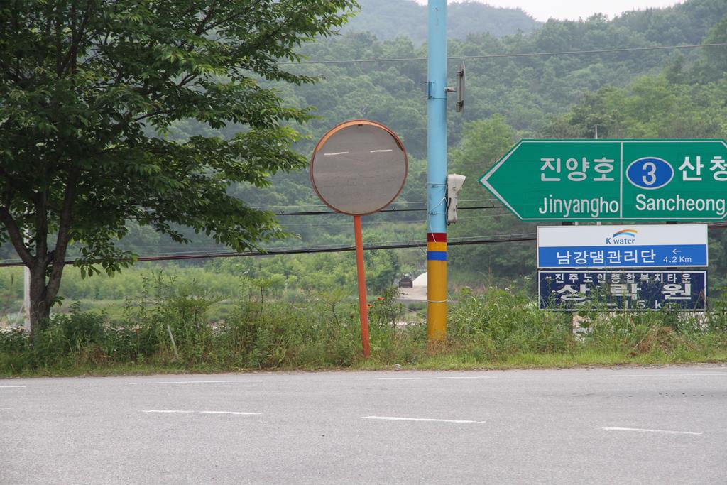 반사경에 비치는 것은 반사경 아래의 선뿐입니다.