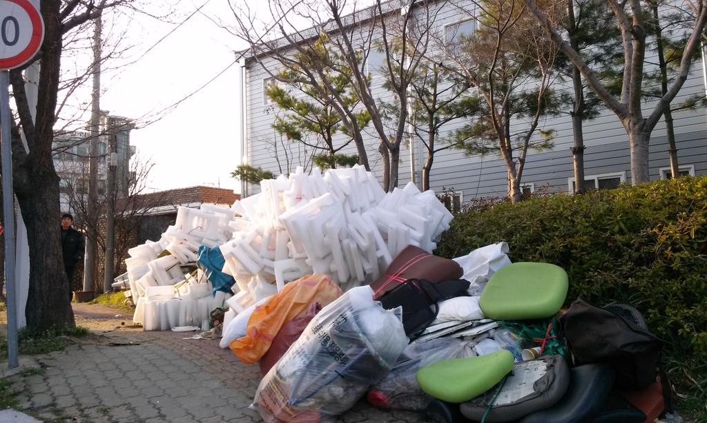 인도까지 엄청나게 쌓인 쓰레기