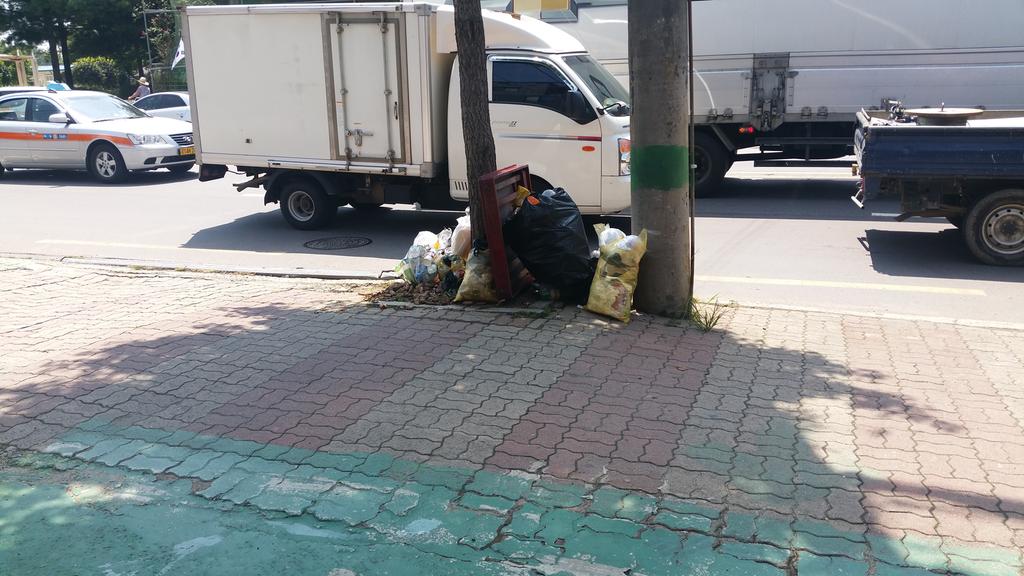 불법으로  버려진 쓰레기