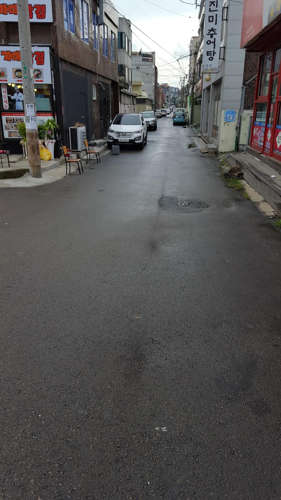 진미추어탕 옆  소방도로 상  아스팔트의 굴곡으로  지나가는 시민들의 발목부상 및 찰과상 발생