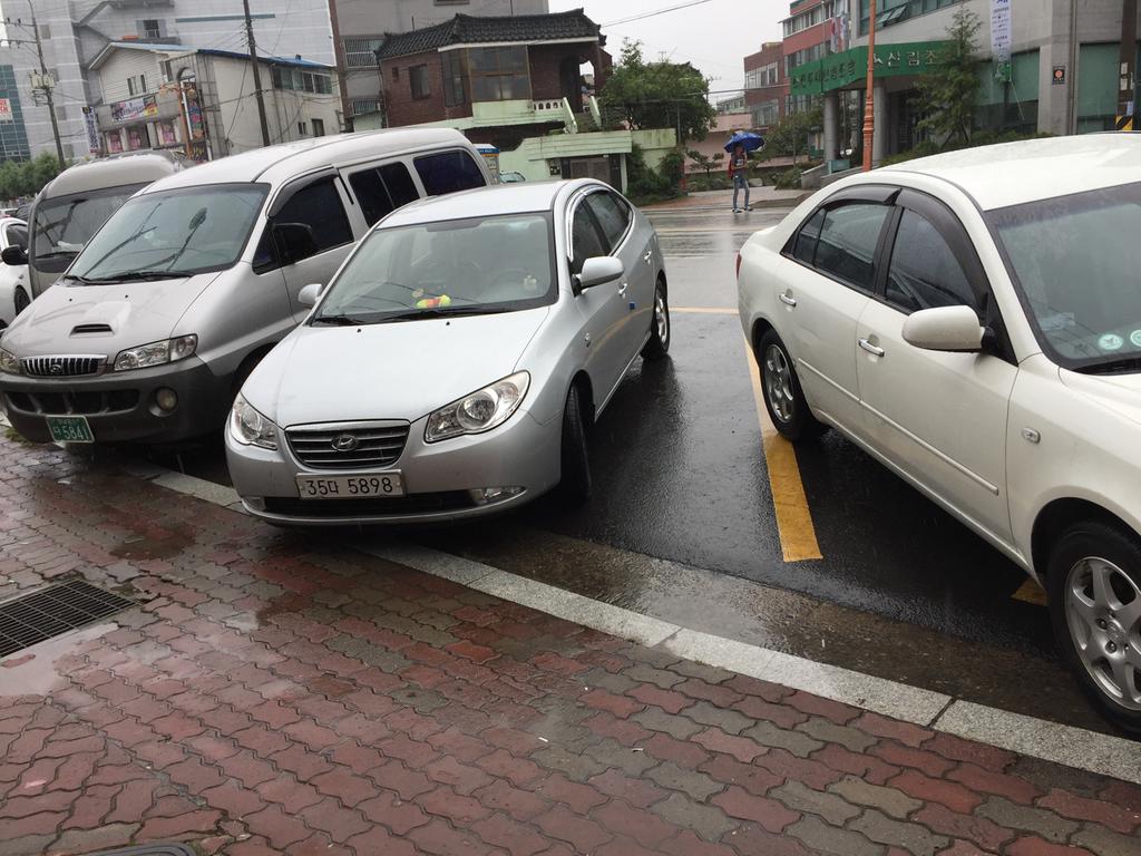 주황색선에 당당하게 주차하셔놓고 어른이 나타날때까지 절대 차를 안빼주셧어요.