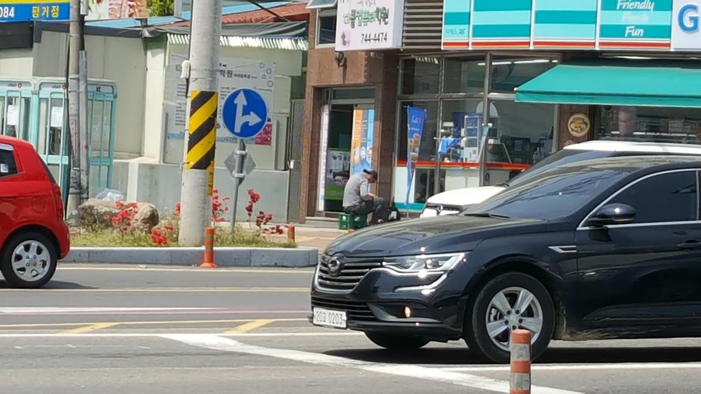 차가 많이 다니는 건너편에서 측정하는걸로 추정되는 사진입니다. ^^