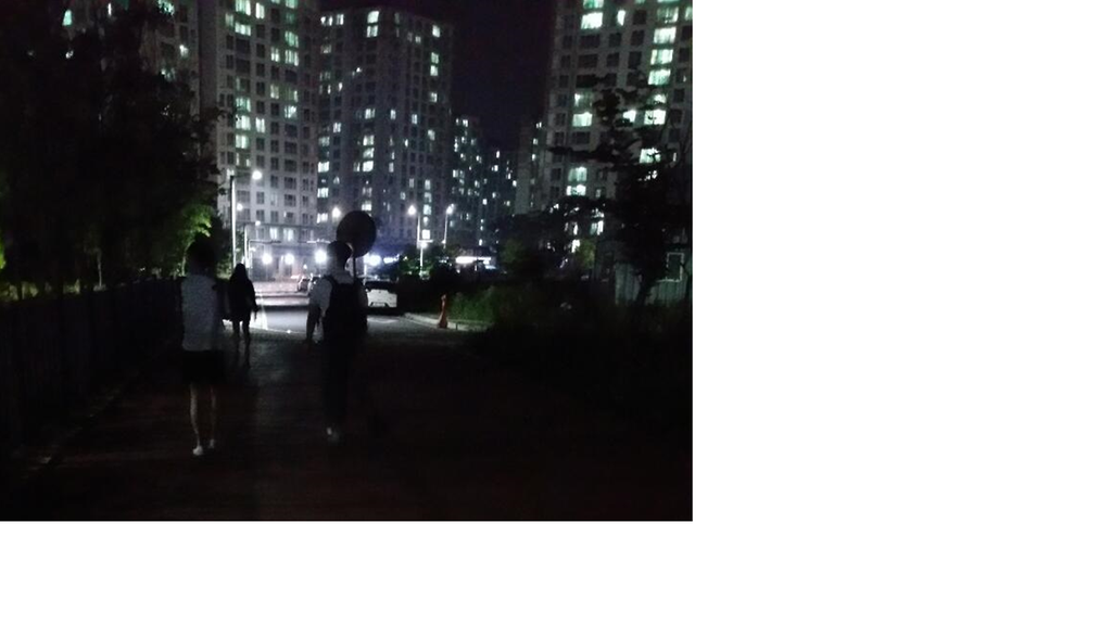 문산중학교 농구장 옆 인도로 학생들이 하교하는 중