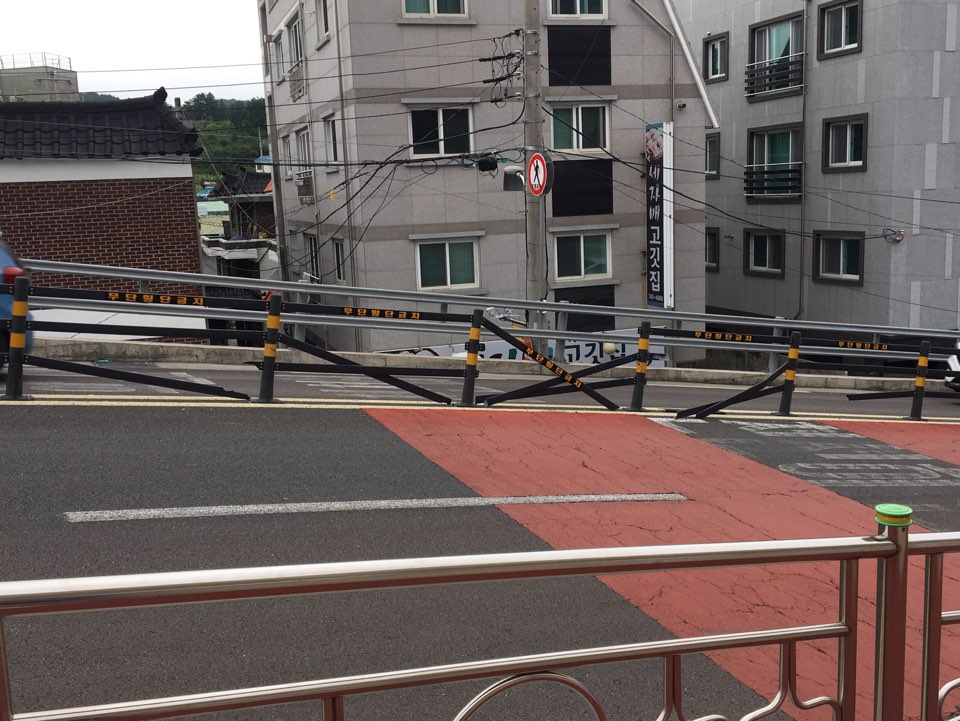 내리막 중앙분리대가 부숴져서 차도로  튀어나와있는 사진