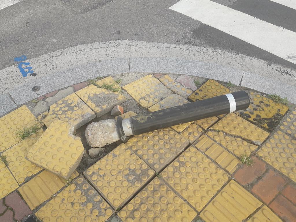 지금 보니 다른 분께서 버스정거장 옆으로 치워두셨어요.