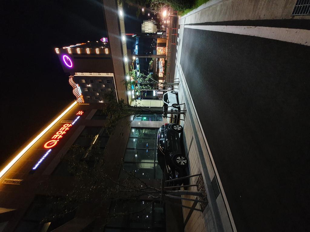9월30일 저녁 8시30분경 사진인데요 보통 6시부터 불법주차를 시작하여 저녁9시경까지 저 상태라면 얼마나 심각한지 아실껍니다.