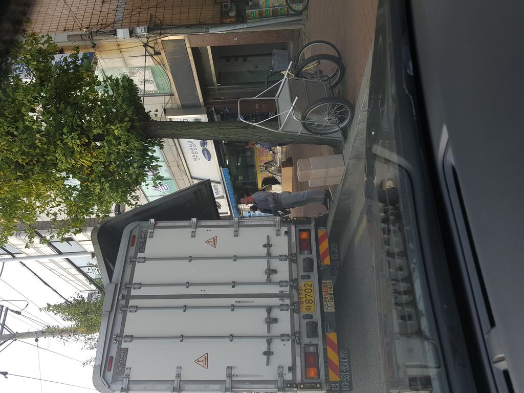 납품화물차가 1개차로를 점유하고 있는 사진