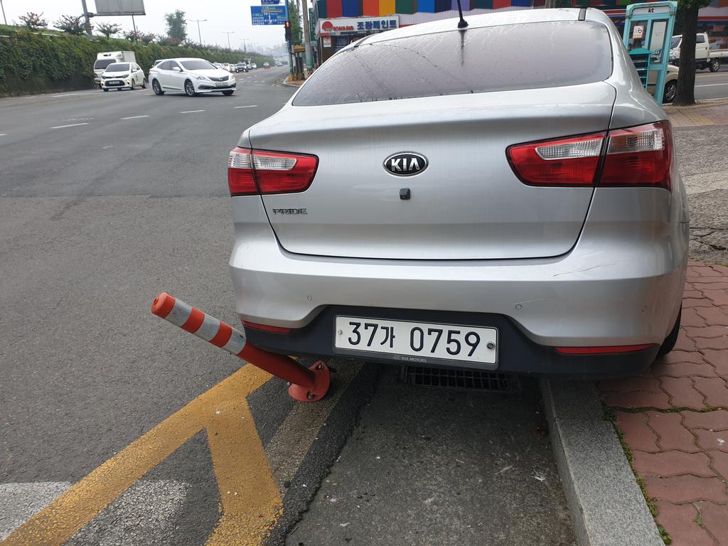불법 주차하면서 설치된 안전봉을 파손함