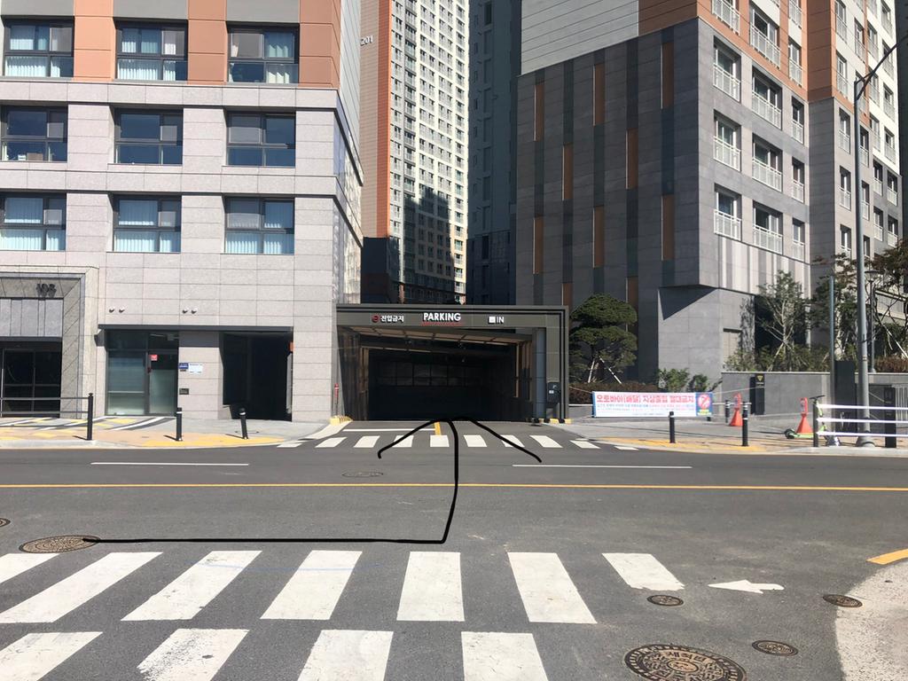 포레나 오피스텔 주차장 출입구 앞 