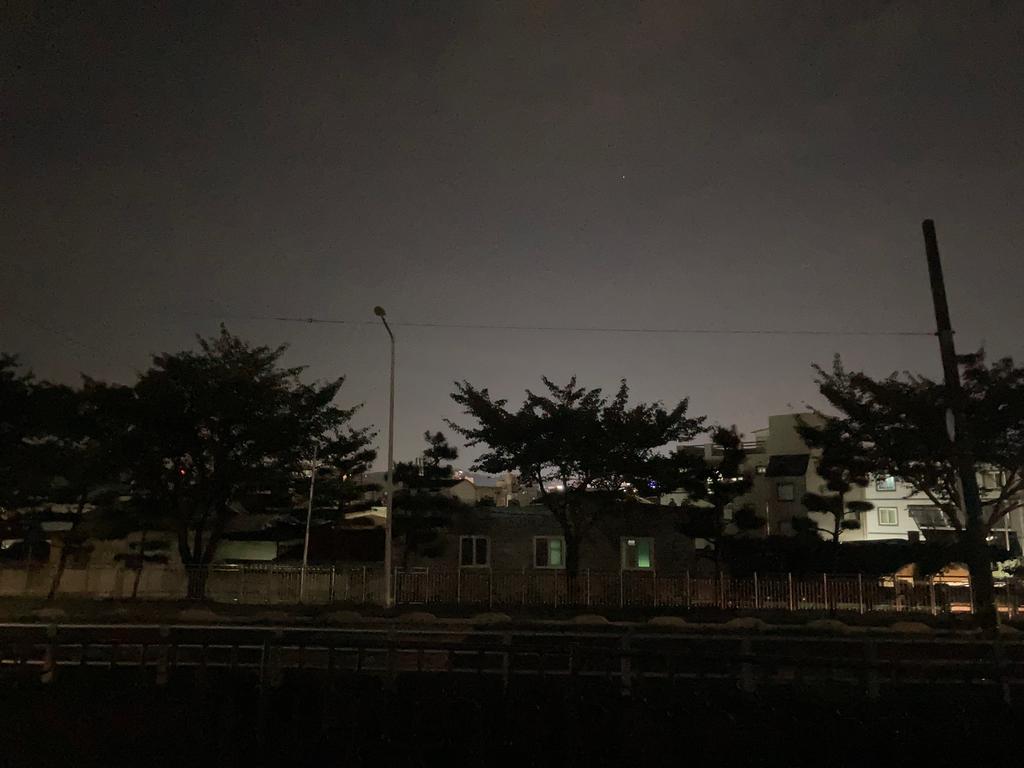 건너편에서 촬영
