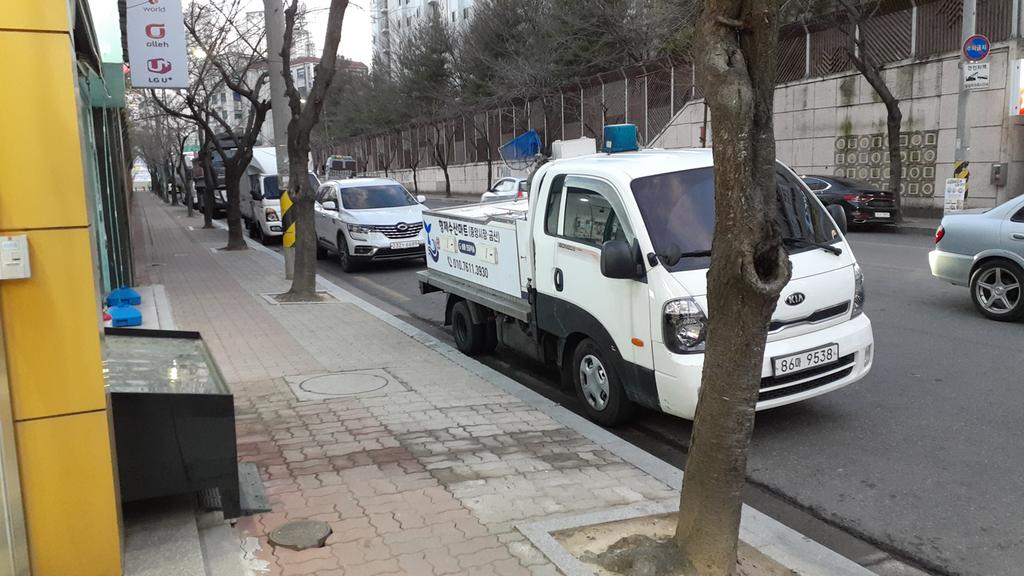 상가앞 주차된 사진