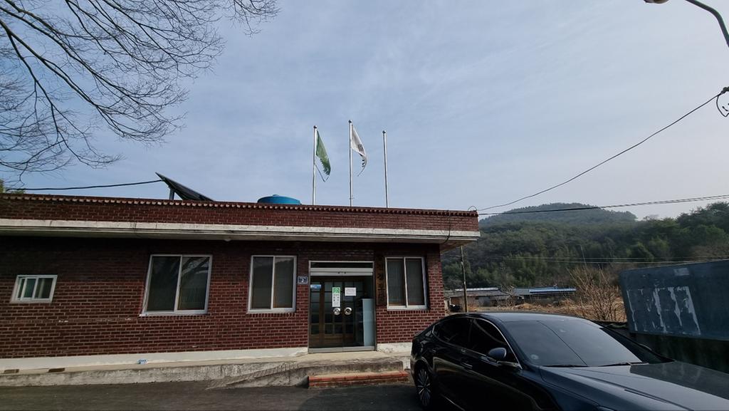 양전마을 노인회관 펄럭이는 반쪽 태극기
