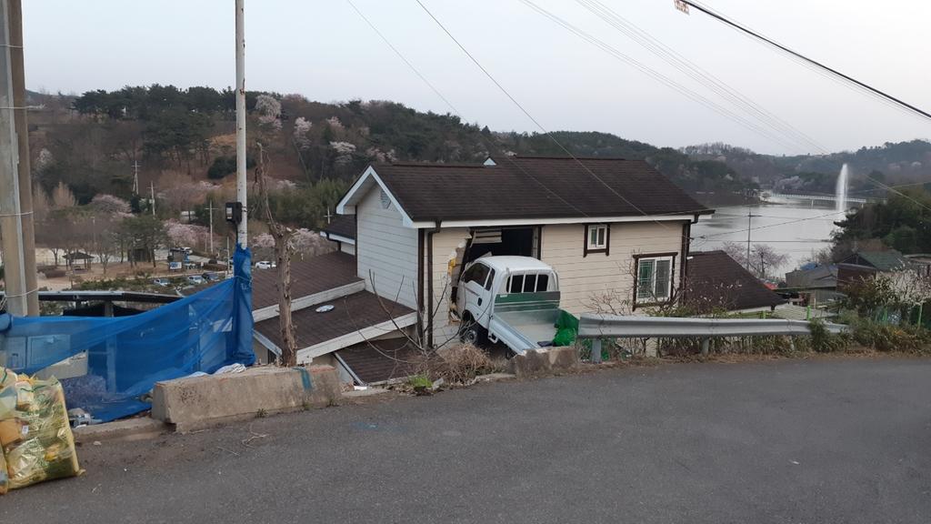 가드레일 없는 지점으로 가정집  2층 덮침