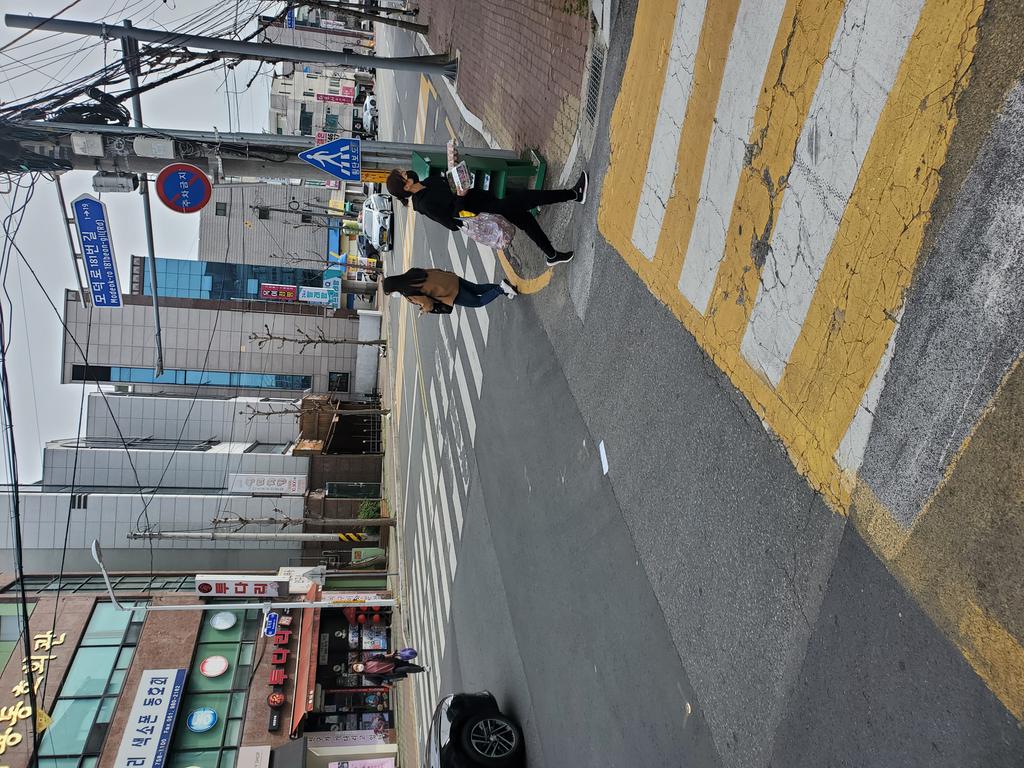 우회전시 보행자가 잘보이지 않음.
